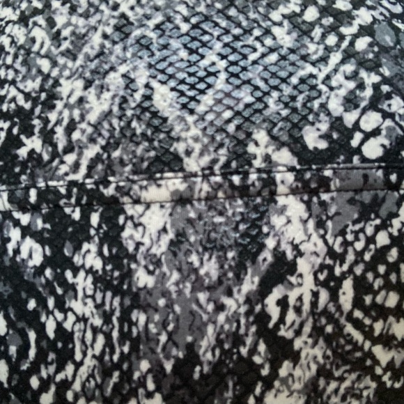 Spanx leggings snake skin pattern black gray  no seam in front leggings new - Picture 7 of 9